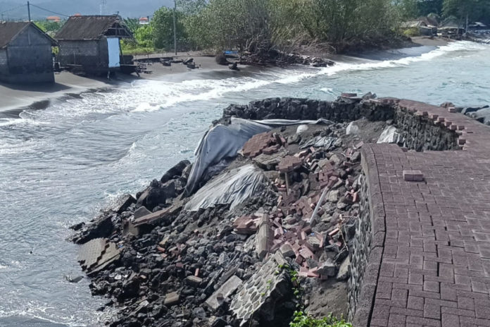 Kerusakan Tanggul Pantai Di Kusamba Dilaporkan Ke BWS Bali Penida 1
