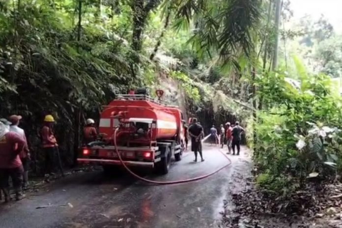 Longsor Tutup Akses Jalan Penghubung Di Melinggih Kelusa 1