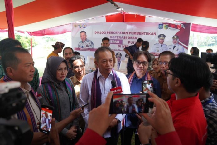 Masyarakat NTB Gotong Royong Bentuk Koperasi Desa Merah Putih 1