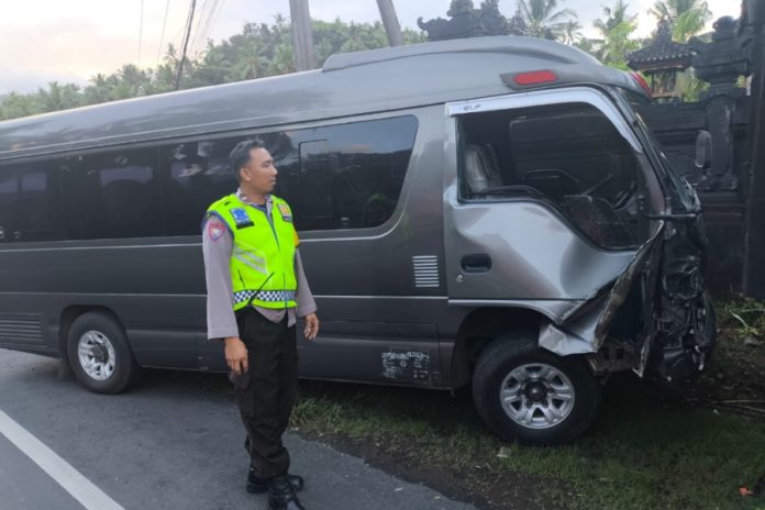 Mikrobus Tabrak Mobil Di Selemadeg Barat, Satu Penumpang Luka Berat 1