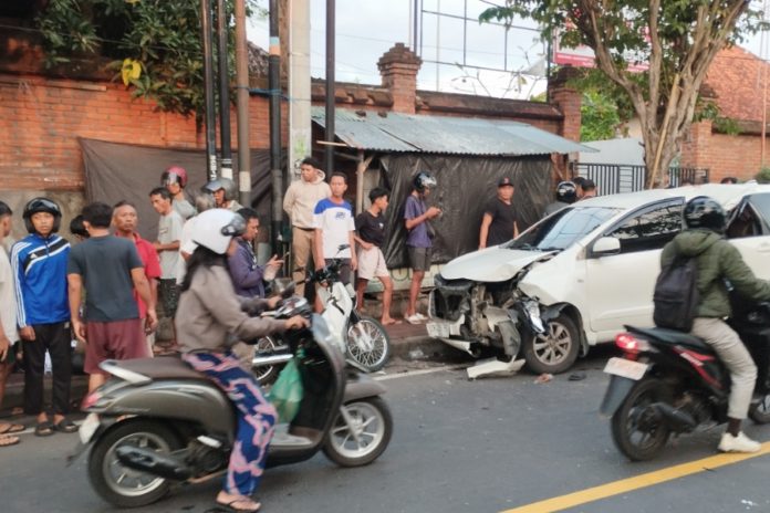 Mobil Tabrak 2 Motor Di Buleleng, Satu Orang Meninggal 1