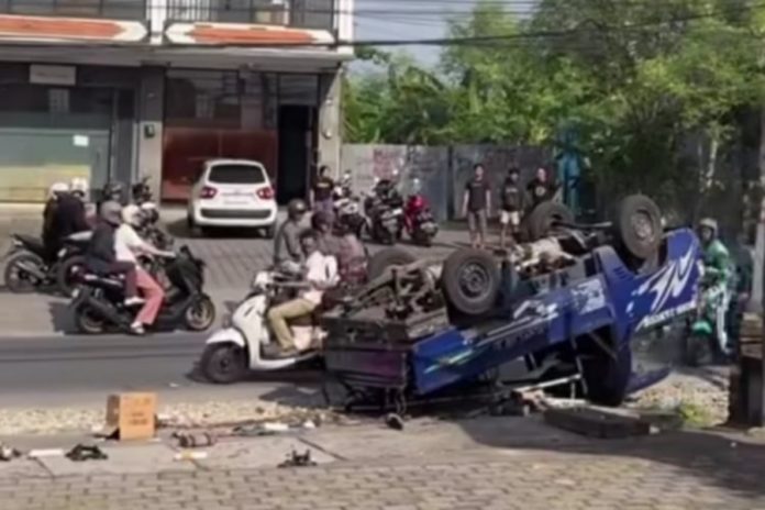Mobil Terguling Di Padangsambian, Sejumlah Orang Terluka 1