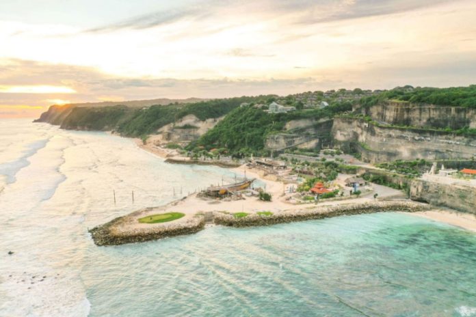 Nikmati Hari Di Pantai Melasti Ungasan, Dikelilingi Tebing Dan Pemandangan Ikonik 1