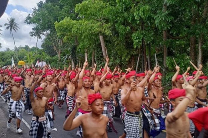 Nyeret Di Ababi, Tradisi Jalan Kaki Sambil Hunus Keris Wujud Bakti Pada Leluhur 1