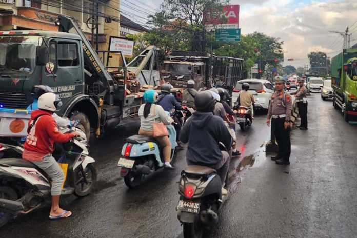 Oleng, Truk Tabrak Pembatas Jalan Hingga Terbalik Di Jalan Gatot Subroto 2