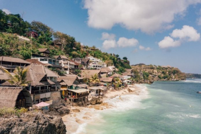 Pantai Bingin Di Pecatu, Spot Favorit Buat Peselancar Dan Penikmat Sunset 1