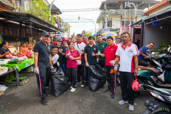 Peringati Hari Lingkungan Hidup Sedunia, Diskop UKMP Badung Gelar Aksi Bersih Bersih Pasar 1