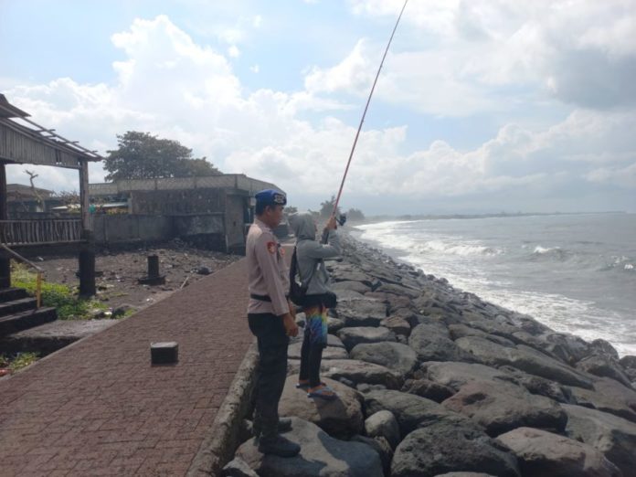 Sat Polairud Imbau Warga Pantai Lebih Waspada Ombak Besar Dan Angin Kencang 1