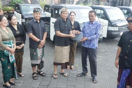 Serahkan Mobil Pickup, Seluruh Desa Adat Di Jembrana Miliki Kendaraan Operasional Pelestarian Adat 1