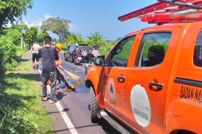 Solar Tumpah Di Jalan Raya, Ganggu Lalin Menuju Klotok 1