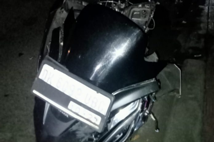 Tabrak Pohon, Perempuan Pemotor Alami Luka Serius 1