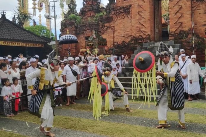 Tedung Kesiman: Simbol Sakral Dengan Ciri Khas Janur Dan Makna Lingga Yoni 1