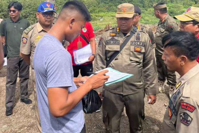 Timbulkan Bau Tak Sedap, Pol PP Buleleng Tutup TPA Di Desa Pangkungparuk 1