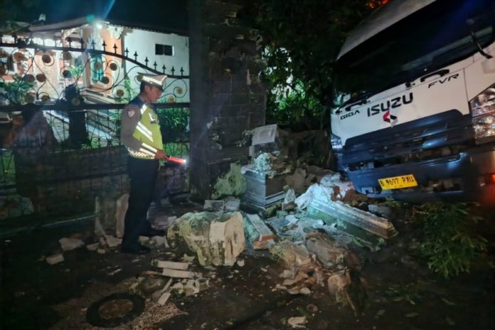 Truk Boks Tabrak Bangunan Warga Di Gumbrih 1