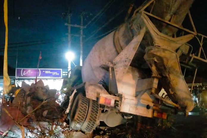 Truk Tabrak Motor Dan Patung, Anggota Linmas Kubutambahan Tewas 1