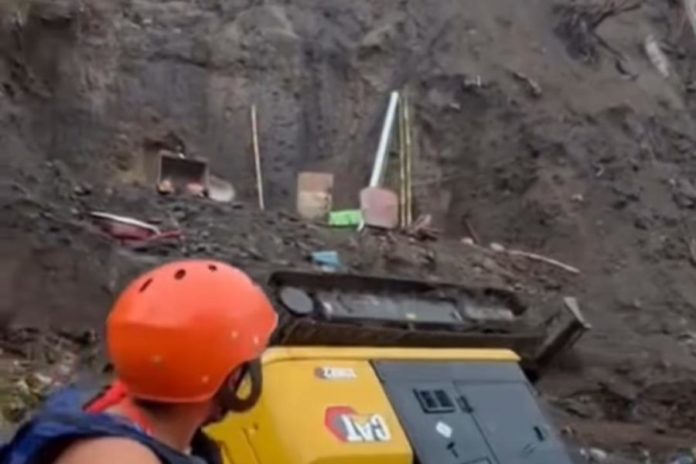 Viral Eskavator Terguling Di Aliran Sungai 1