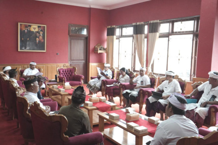 Warga Pengempon Dalem Purwa Datangi Gedung DPRD 1