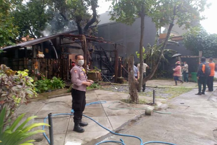 Warung Di Jalan Badak Terbakar, Peralatan Hingga Sepeda Ludes Dilalap Api 1