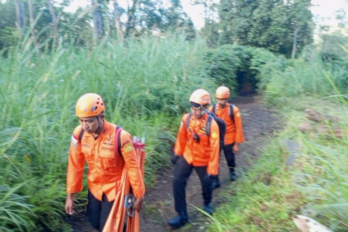 WN Slovakia Dievakuasi Dari Lereng Gunung Agung 1