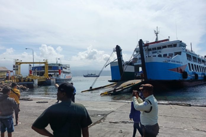 12 Jam Kandas, KMP Agung Samudera XVIII Berhasil Sandar Di LCM Gilimanuk 1