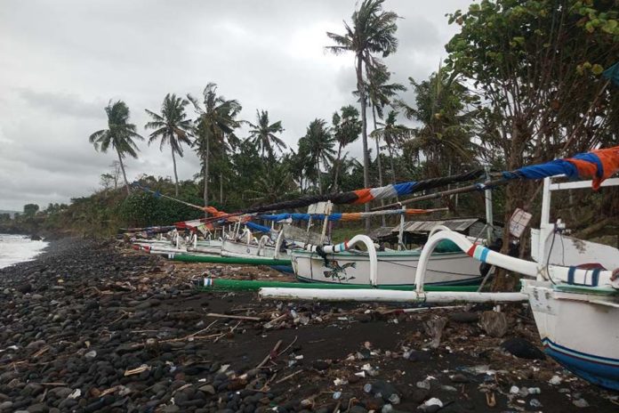 Angin Kencang Dan Gelombang Tinggi, Sejumlah Nelayan Karangasem Tak Melaut 1
