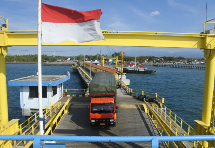 Antrean Kendaraan Logistik Juga Terjadi Di Lintasan Situbondo Lembar 1