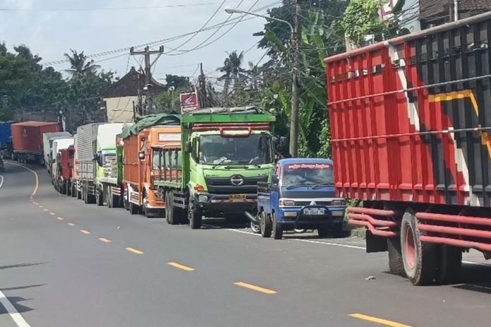 Antrean Mengular Di Jalan Denpasar Gilimanuk, Sopir Truk Keluhkan Medan Jalur Alternatif 1