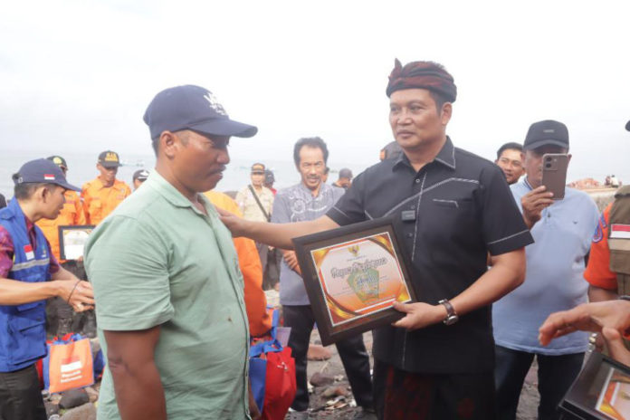 Bantu Evakuasi Korban Kapal Tunu Pratama Jaya, 22 Nelayan Dan Relawan Terima Penghargaan Dari Bupati Jembrana 1