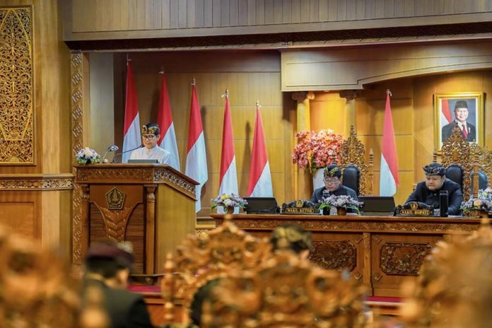 Bupati Adi Arnawa Sampaikan Penjelasan Ranperda Pertanggungjawaban APBD 2024 1