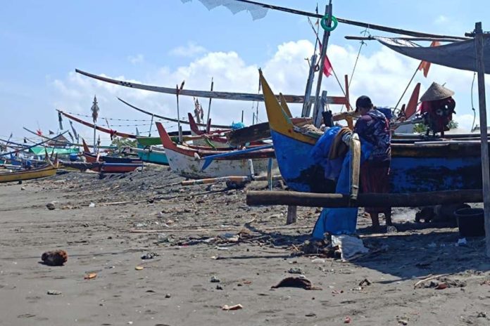 Cuaca Ekstrem, Nelayan Di Pesisir Jembrana Hentikan Aktivitas Melaut 1