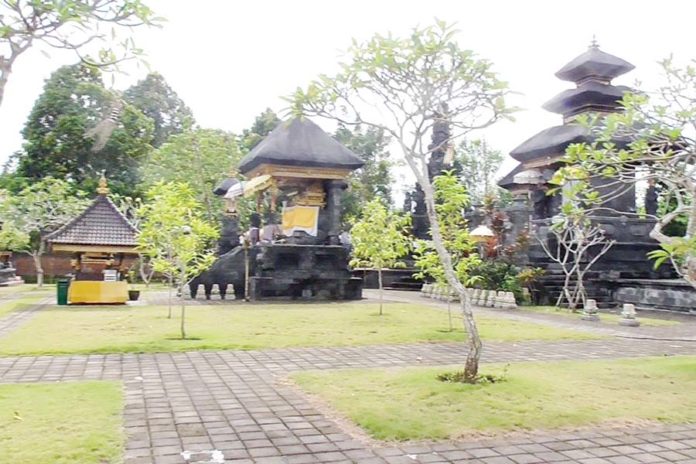 Desa Adat Dauhwaru Lakukan Persiapan Pujawali Pura Dang Khayangan Mertasari 1