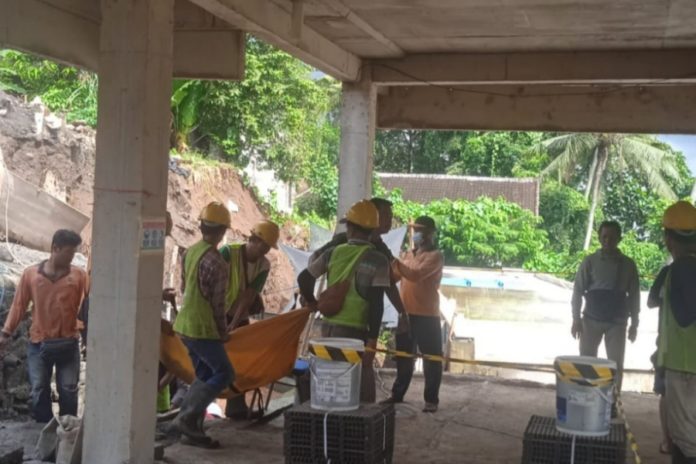 Diduga Jatuh Dari Lantai Atas Proyek Vila Di Keliki, Pekerja Meninggal 1