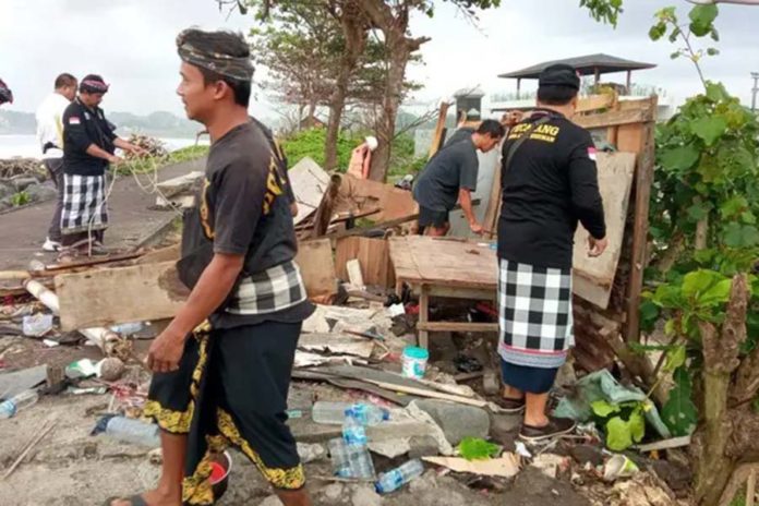 Digunakan Jualan Hingga Ditinggali, Gubuk Tak Berizin Di Pantai Padanggalak Akhirnya Dibongkar Pecalang 1