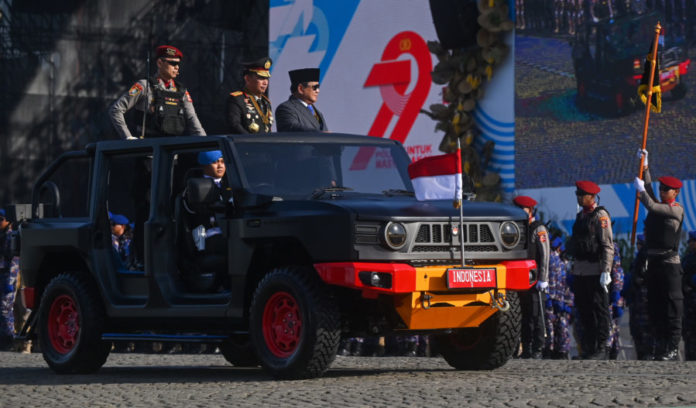 Hadiri Hari Bhayangkara Ke 79, Prabowo Beri Tumpeng Ke 3 Anggota Polri 1