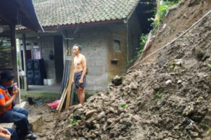Hujan Deras, Senderan Jebol Timpa Rumah Warga Di Gegelang 1