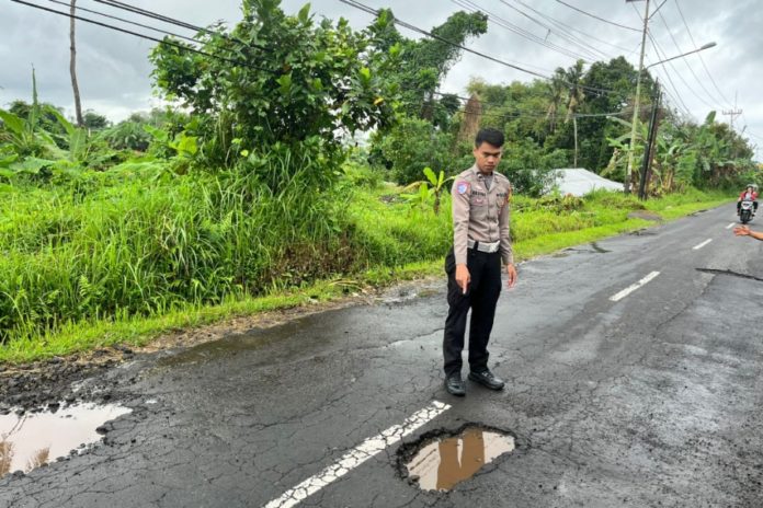 Jalan Berlubang Di Tihingan Makan Korban, Pemotor Terjungkal Dilarikan Ke RSUD Klungkung 1