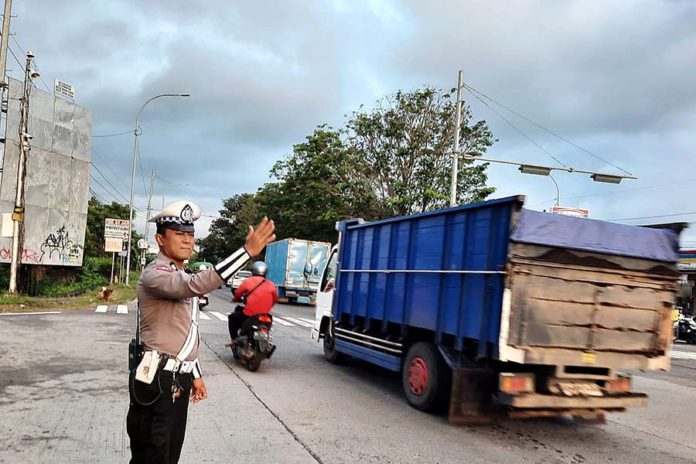 Jalan Jebol Di Bajera, Truk Dari Padangbai Diarahkan Lewat Bukit Jambul 1