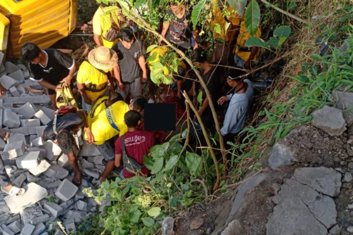 Jalanan Longsor Di Kesiman Sebabkan Truk Parkir Terguling, Sopir Meninggal Terjepit 1