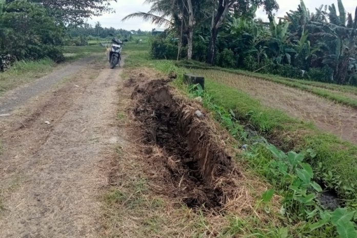 Jalur Alternatif Jalan Jebol Di Bajera Macet, Kendaraan Saling Serobot Hingga Masuk Jalan Subak 1