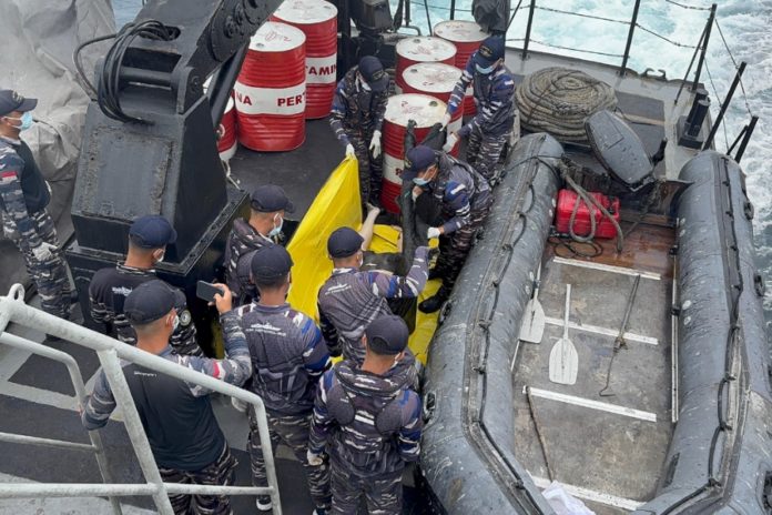Jasad Diduga Korban KMP Tunu Pratama Jaya Dievakuasi 1