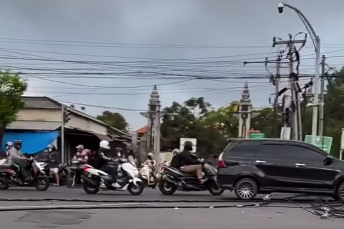 Kabel PLN Jatuh Ke Jalan Simpang Biaung, Lalu Lintas Tersendat 1