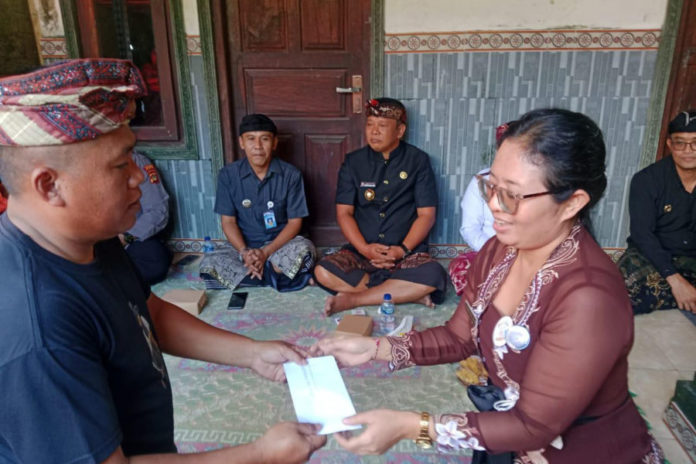 Ketua GOW Karangasem Ny Anggreni Pandu Lagosa Ucapkan Belasungkawa Ke Keluarga Korban Ibu Anak Terseret Sungai 1