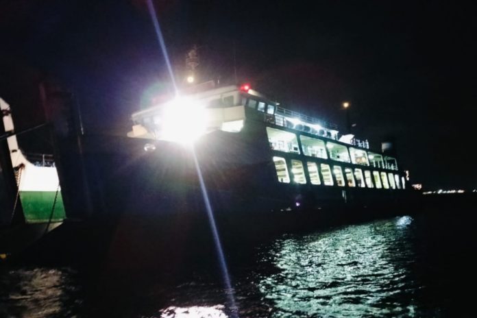 KMP Agung Samudera XVII Kandas Di Perairan Gilimanuk, Tim SAR Evakuasi Penumpang 1