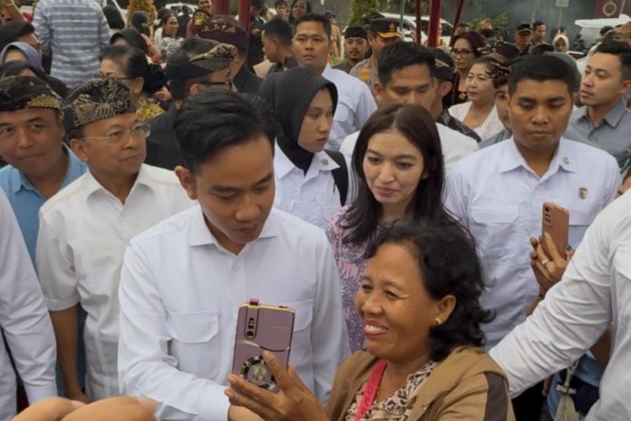 Kunjungi PKB 2025, Wapres Gibran Diajak Swafoto Pengunjung 1