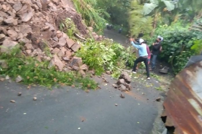 Longsor Tutup Akses Jalan Manggis Selat 1