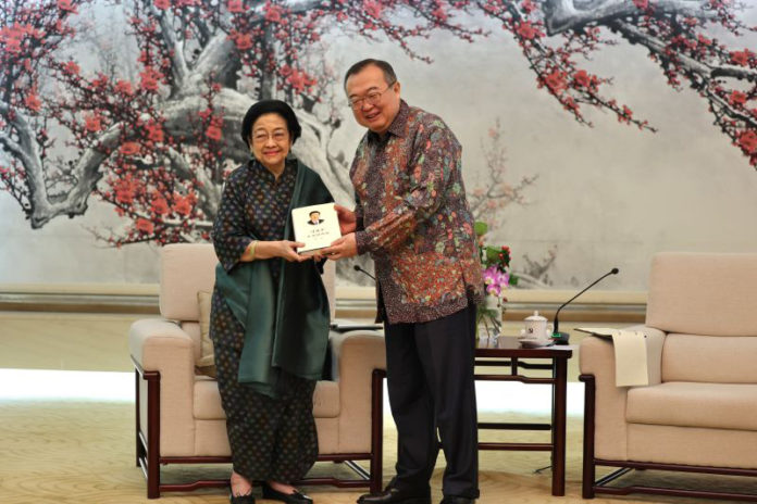Megawati Terima Buku Pemerintahan China Dari Presiden XI Jinping 1