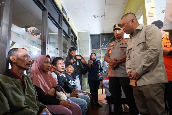 Menhub Serahkan Jasad Korban KMP Tunu Pratama Jaya Ke Keluarga 1
