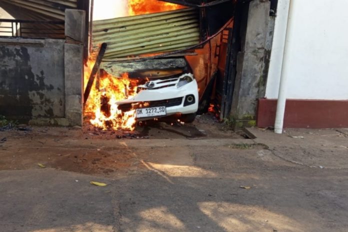 Mobil Terbakar, Dua Warga Alami Luka Luka 2