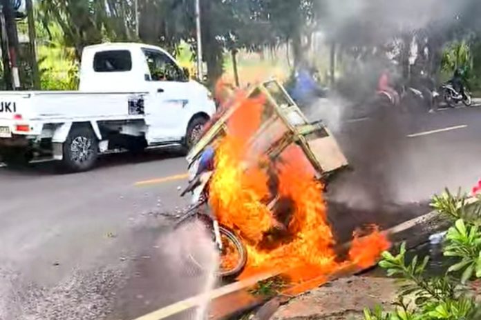 Motor Beserta Rombong Bakso Terbakar Di Pinggir Jalan Akah 1