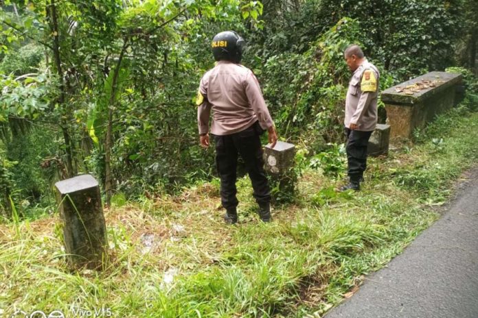 Motor Terjun Dari Jembatan Selan Bawak Gegara Hindari Tabrakan, Pengendara Selamat 1